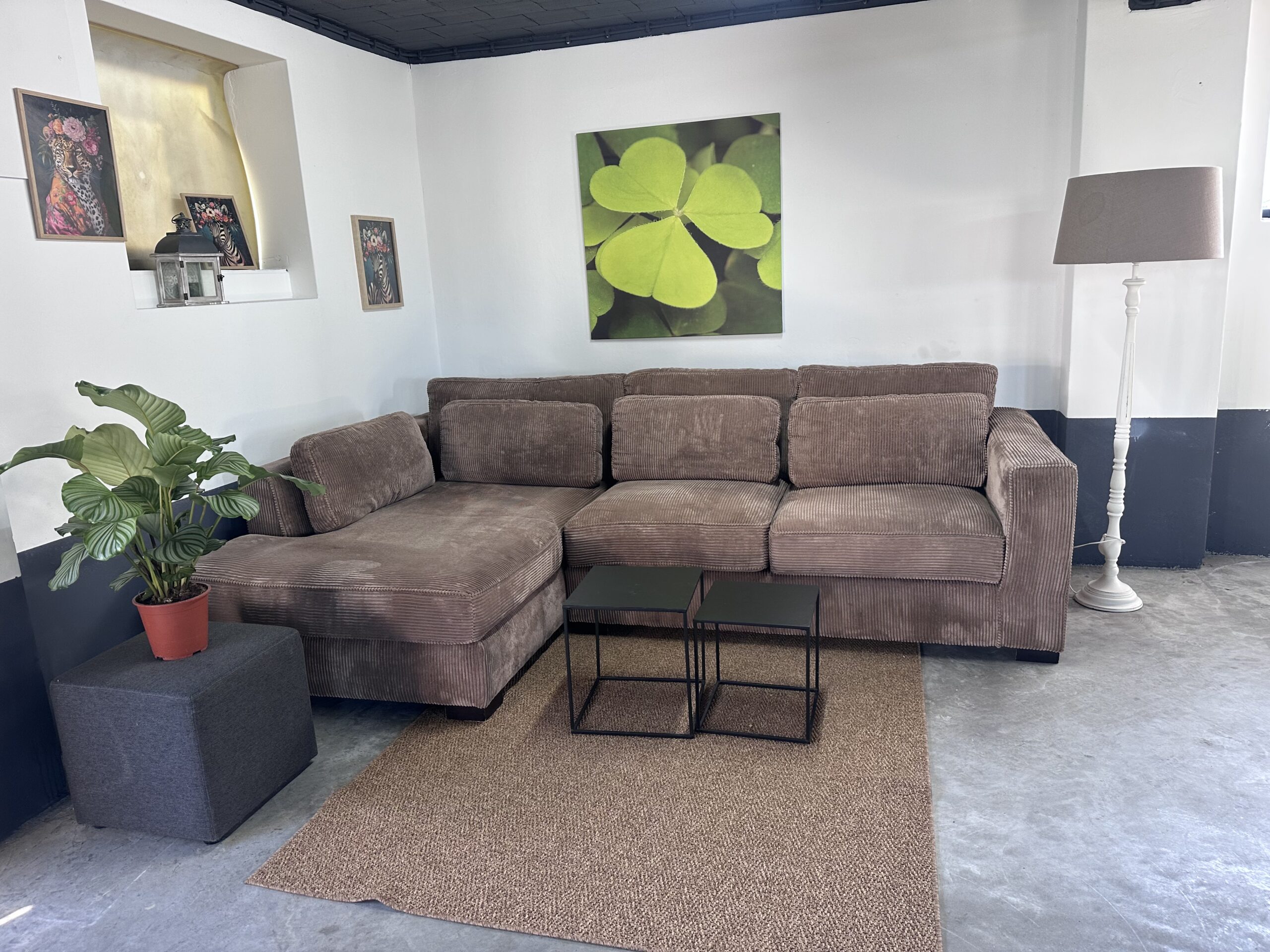 Foto 18-03-2026, 14 02 06 Grote Chaise Lounge Ribstof Bruin - Afbeelding 1